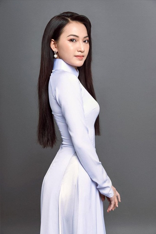 Nổi bật với mái tóc bạch kim là thế, nhưng khi tham gia Hoa hậu Việt Nam, Ngọc Tuyền đã thay đổi màu tóc.