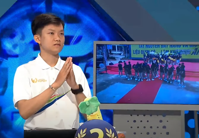 Trước khi bước vào phần thi Về đích, Vũ Quốc Anh bỗng xin phép trường quay cho vài giây. Nam sinh sau đó bước ra với với chiếc quần xắn cao để lộ đôi tất màu xanh khiến ai cũng chú ý.