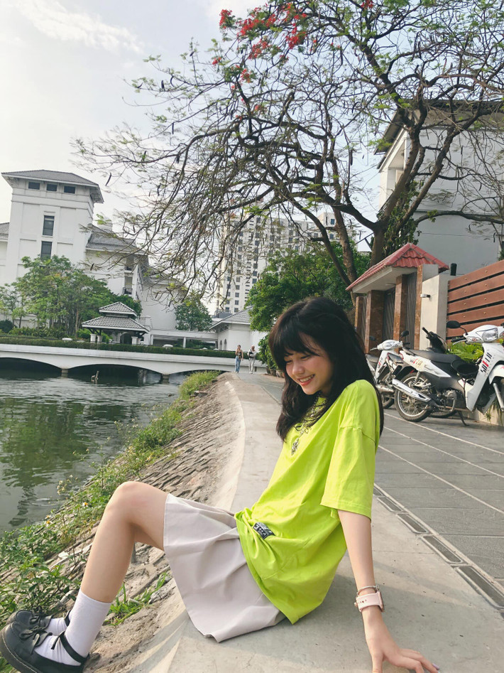 Chẳng cần tạo dáng cầu kì, cô em gái Linh Ngọc Đàm đã có một tấm ảnh cực đẹp.