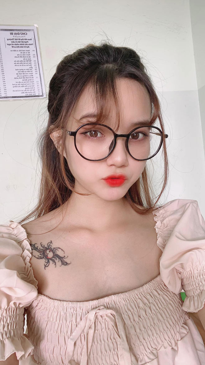 Ái Thy được mệnh danh là "hot girl Tây Nguyên" khi lên sóng Bạn muốn hẹn hò.