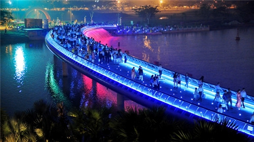 Cầu Ánh Sao ở khu đô thị Phú Mỹ Hưng, quận 7 là một điểm đến lý tưởng để nhiều bạn trẻ check-in "sống ảo" dịp Trung thu. Không gian thoáng đãng của cầu Ánh Sao với vô vàn đèn màu ánh lên lòng hồ Bán Nguyệt tạo nên khung cảnh lãng mạn, ấn tượng.