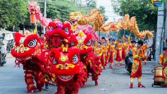 Chương trình sẽ đem tới cho các em nhỏ những màn Rước đèn, Múa lân, Lễ hội ẩm thực... cùng nhiều trò chơi thú vị như tô tượng, đập trống, chơi truyền, quăng vòng cổ chai…