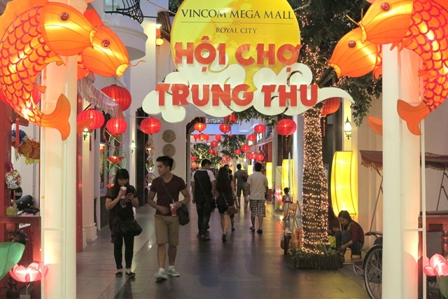 Cuối cùng, như mọi năm các trung tâm thương mại lớn của Hà Nội và Sài Gòn cũng trang hoàng rất đẹp để chuẩn bị đón đêm rằm tháng 8. Nhiều bạn trẻ đã lựa chọn nơi đây để vui chơi cũng như chụp ảnh check-in.