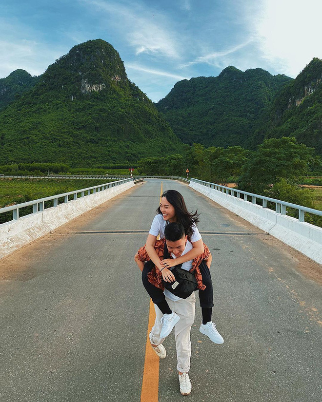Nguyên nhân bắt nguồn từ chuyến đi Bali, Indonesia vào hồi 2019. Dân tình phát hiện cả hai đi chung với nhau thế là rộ lên tin hẹn hò.
