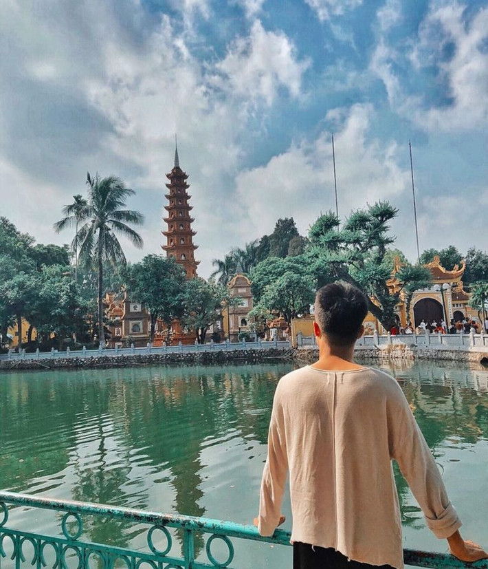 Chùa Trấn Quốc vốn là một ngôi chùa nổi tiếng ở Hà Nội. Ngày nay, ngôi chùa này cũng là một địa điểm rất hay được lưu tới bởi các bạn trẻ không chỉ để cầu an mà còn là nơi checkin siêu hot nữa.