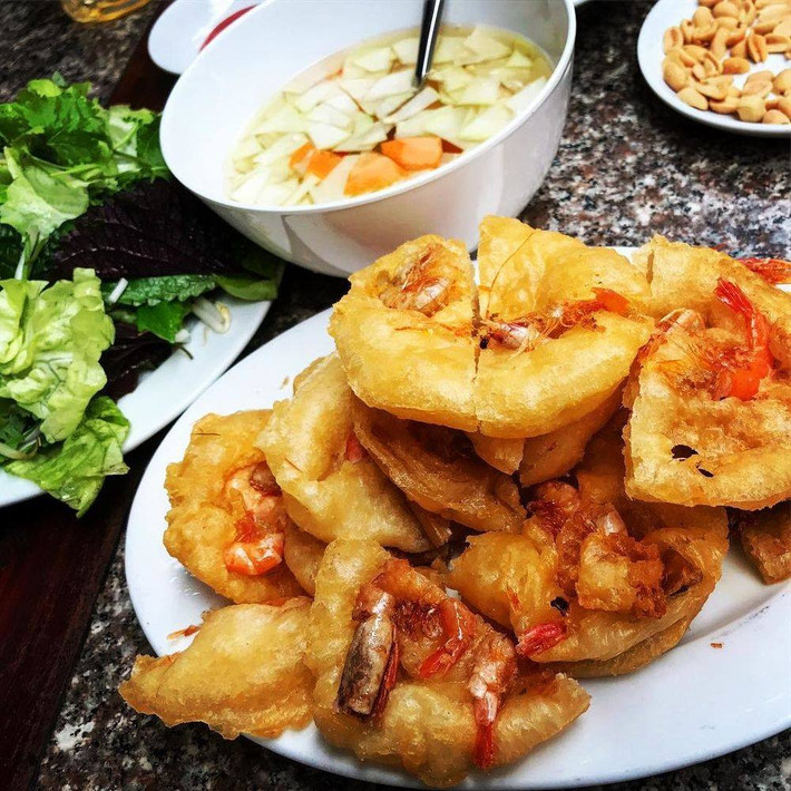 Nhắc đến bánh tôm, Hồ Tây luôn là địa chỉ vàng, dạo một vòng nơi đây không thiếu những quán bánh tôm ngon nức tiếng, đây là món ăn đáng phải thưởng thức tại Hồ Tây mỗi dịp thu vè.