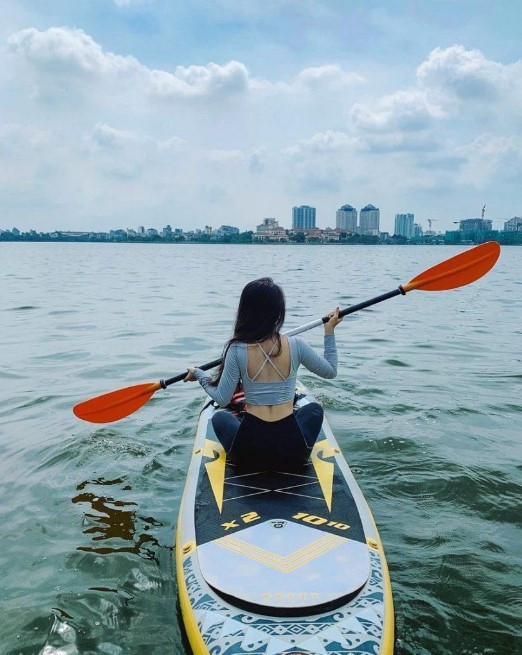 SUP - môn thể thao trên nước dễ điều khiển và được hoạt động tự do, bộ môn này xuất hiện đã lâu tại Hà Nội nhưng khá giới hạn người tham gia nên vẫn chưa được nhiều teen biết tới.