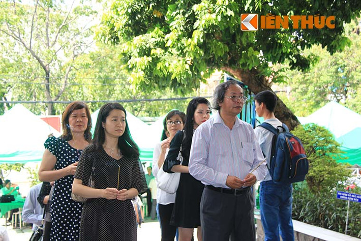 Mất cùng ngày, lễ viếng diễn ra cùng một nơi. Hai nhạc sĩ khiến bạn bè, giới văn nghệ sĩ đến viếng với niềm thương tiếc khôn nguôi.