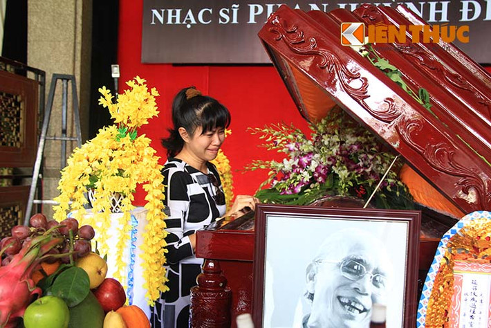 MC Quỳnh Hoa bật khóc khi nhìn mặt nhạc sĩ Phan Huỳnh Điểu lần cuối.