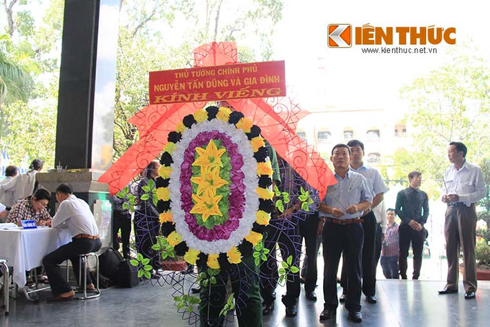 Thủ tướng Chính phủ Nguyễn Tấn Dũng gửi vòng hoa đến viếng hai nhạc sĩ tài ba của nền âm nhạc Việt Nam.