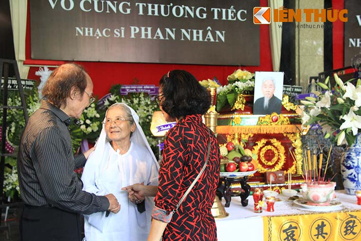 Bạn bè động viên và chia buồn cùng NSƯT Phi Điểu (vợ nhạc sĩ Phan Nhân). Trong suốt tang lễ, người phụ nữ bé nhỏ này luôn nén đau thương để chào hỏi và lạy đáp lễ bạn bè đến viếng chồng.