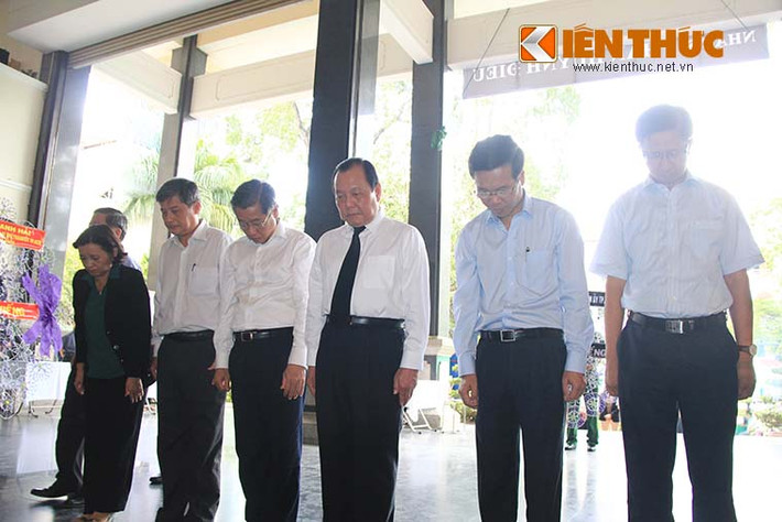 Đoàn lãnh đạo TP HCM do Bí thư Lê Thanh Hải làm trưởng đoàn đến viếng và chia buồn cùng gia quyến hai nhạc sĩ.