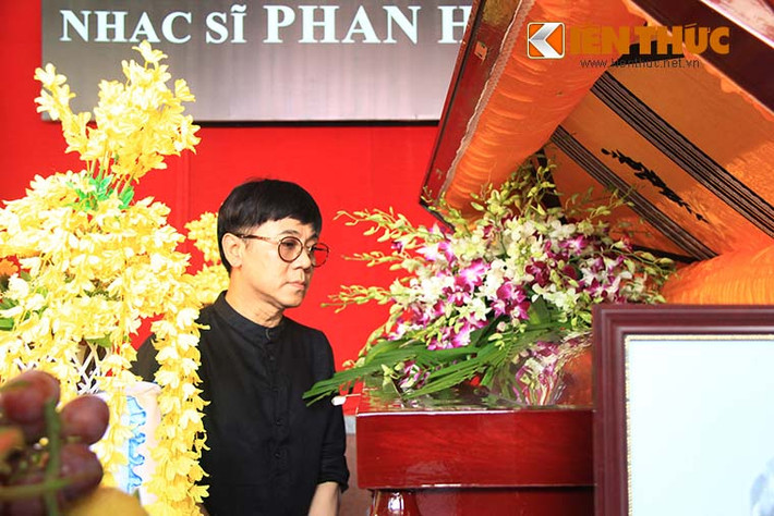 Nghệ sĩ Thành Lộc nghẹn ngào bên linh cửu nhạc sĩ Phan Huỳnh Điểu...