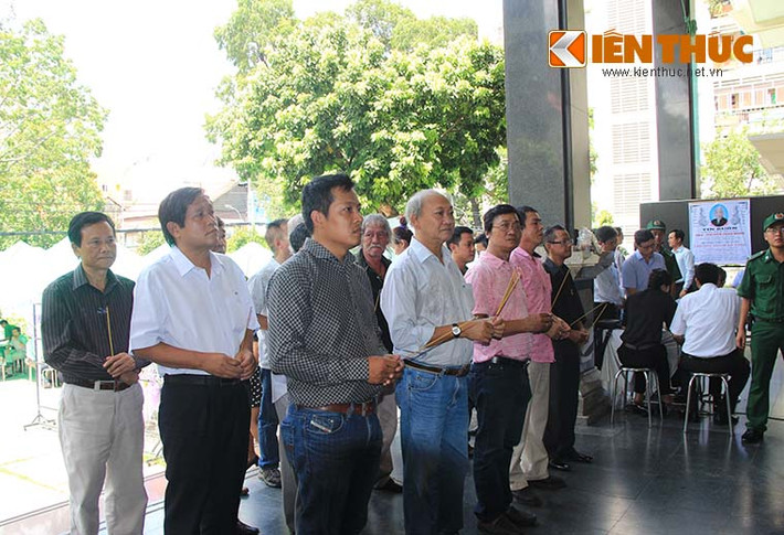Chi hội 6 Hội âm nhạc Việt Nam do nhạc sĩ Nguyễn Ngọc Thiện làm trưởng đoàn đến viếng hai "đại thụ" của làng âm nhạc nước nhà.