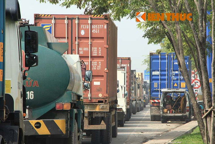 Ghi nhận thực tế cho thấy, ngay từ sáng sớm, hàng ngàn phương tiện lưu thông trên đường xa lộ Hà Nội để về cảng Cát Lái hướng từ cầu Rạch Chiếc về cầu vượt Cát Lái phải xếp hàng dài vì kẹt xe.