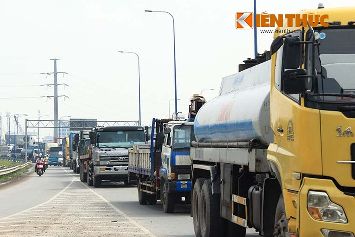 Khoảng 6h30 sáng, trên xa lộ Hà Nội hướng từ cầu Sài Gòn về đường Mai Chí Thọ (Q2, TP HCM) xảy ra tình trạng kẹt xe đại lộ nghìn tỷ\.