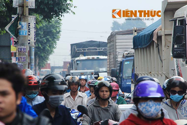 Khoảng 6h sáng 17/6, hàng nghìn phương tiện lưu thông trên đường ĐT 743 hướng từ ngã tư 550 về trạm thu phí An Phú và hướng ngược lại phải di chuyển cực kỳ khó khăn vì tắc đường ở Bình Dương.