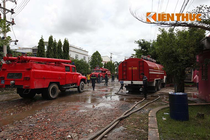Tuy nhiên, do lửa bùng phát dữ dội khiến lực lượng PCCC TP Hồ Chí Minh phải điều hàng trăm cán bộ chiến sĩ cùng nhiều xe chữa cháy chuyên dụng xuống chi viện.
