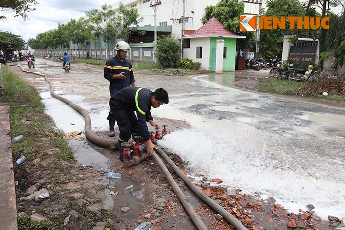 Đến 12h25 cùng ngày, ngọn lửa tiếp tục bùng phát trở lại, lực lượng chức năng vẫn đang tiếp tục khống chế.