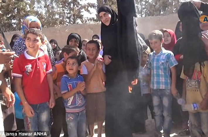 Dưới sự quản lý của phiến quân IS, các chị em phụ nữ ở Manbij, thị trấn phía bắc Syria này phải đội khăn trùm kín mặt và mặc áo choàng kín từ đầu tới chân mỗi khi họ ra ngoài đường. Nếu không làm vậy, họ sẽ bị IS trừng phạt tàn bạo.