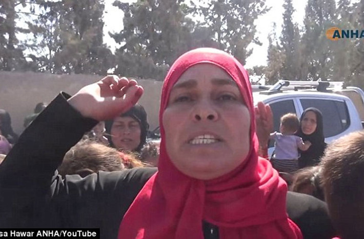 Nhiều phụ nữ ở thị trấn Syria này và các cháu nhỏ đều đổ ra đường vui mừng ăn mừng trước sự kiện SDF đánh bật IS ra khỏi Manbij.