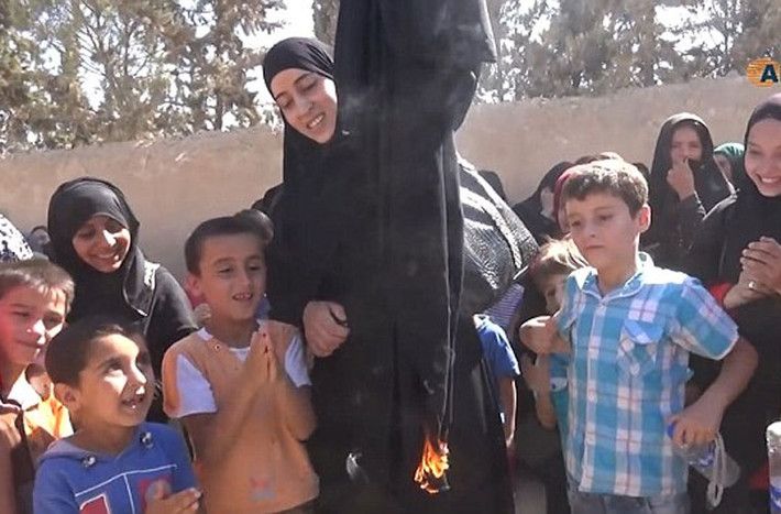 Một đoạn video do hãng thông tấn của người Kurd ANHA công bố ghi lại cảnh người dân Syria ở thị trấn Manbij để ăn mừng chiến thắng sau khi SDF do Mỹ hậu thuẫn đã giành lại nơi này từ tay IS. Đặc biệt, nhiều phụ nữ Syria ở đây còn đốt khăn trùm đầu để ăn mừng sự kiện này.