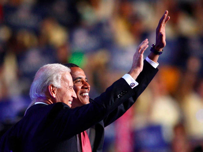 Tổng thống đắc cử Obama và Phó Tổng thống Joe Biden vẫy tay chào những người ủng hộ sau khi trở thành người chiến thắng trong chiến dịch chạy đua vào Nhà Trắng năm 2008.