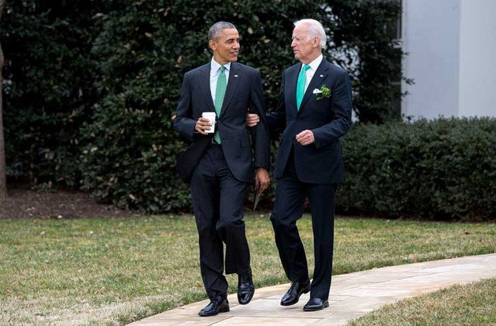 Ông Barack Obama và ông Joe Biden song hành cùng nhau ở bãi cỏ phía Nam Nhà Trắng để tới US Capitol, trụ sở Quốc hội Mỹ.