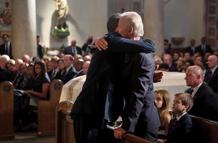 Ông Obama ôm chầm lấy ông Biden trong đám tang con trai phó Tổng thống Biden, cựu Tổng chưởng lý Delaware Beau Biden.