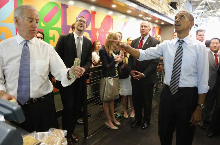 Ông Obama và ông Joe Biden mua bữa ăn trưa tại một cửa hàng bán bánh sandwich gần Nhà Trắng.