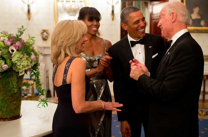 Gia đình Tổng thống Obama và Phó Tổng thống Biden ở Phòng Xanh Nhà Trắng trước bữa tiệc chiêu đãi các thị trưởng.