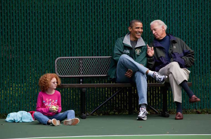 Ông Obama, Biden và con gái Bộ trưởng Giáo dục Claire Duncan xem một trận thi đấu tennis ở Trại David, Maryland ngày 3/10/2010.