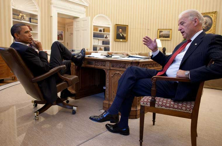 Ông Obama lắng nghe ý kiến của Phó Tổng thống Biden ở phòng Bầu dục.