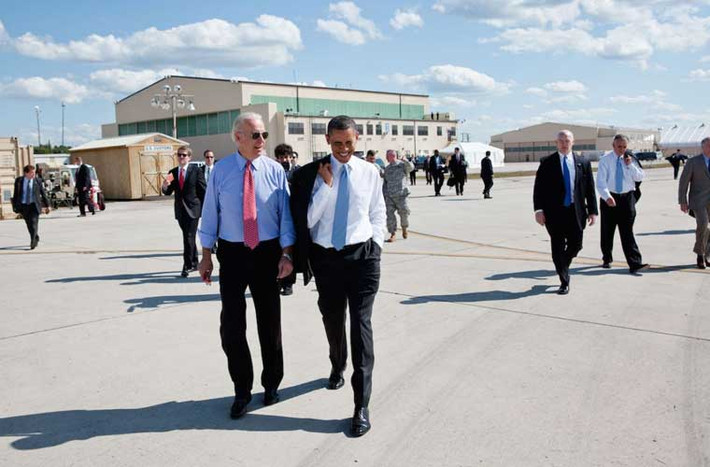 Ông Obama cùng ông Biden trên đường băng trước khi máy bay khởi hành khỏi Trại Campbell, Kentucky.