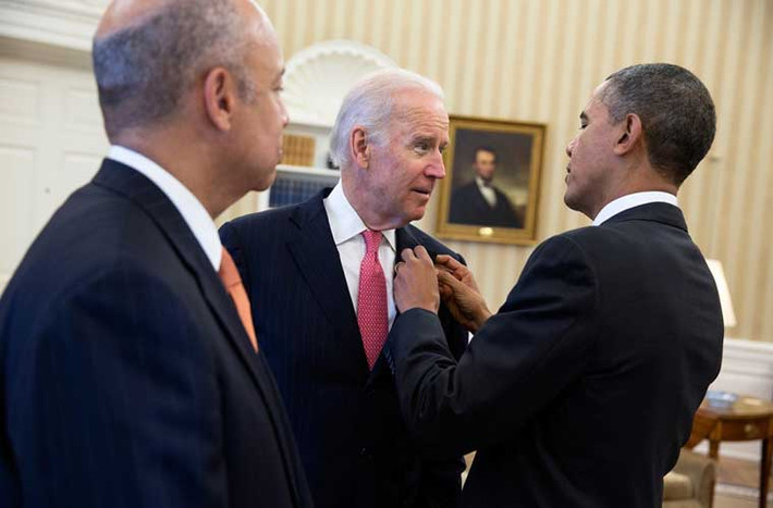 Ông Obama chỉnh lại cài áo của ông Biden trước khi tham gia họp báo công bố Jeh Johnson là ứng cử viên cho chức Bộ trưởng An ninh Nội địa.