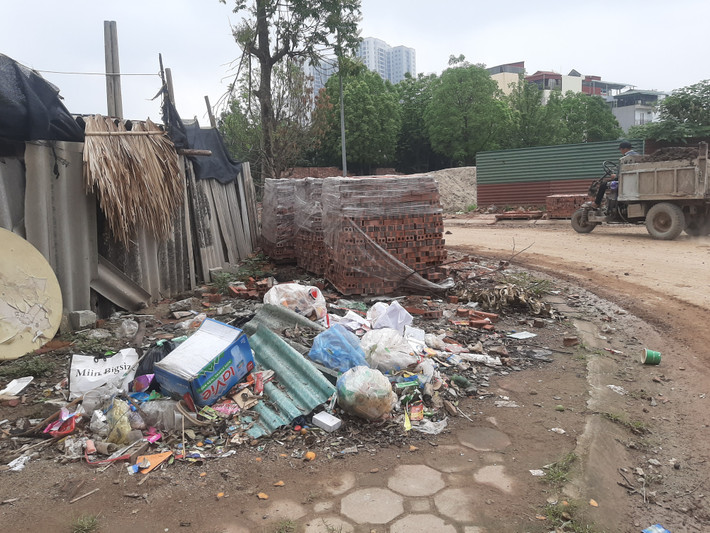 Anh Lê Minh Đức (quận Hà Đông) bức xúc: "Vỉa hè phố Nông Quốc Chấn ngập ngụa các loại rác thải sinh hoạt, bốc mùi hôi thối, gây ô nhiễm môi trường. Ngoài ra, vỉa hè còn bị chiếm dụng để tập kết vật liệu xây dựng khiến diện mạo khu phố trở nên nhếch nhác". Một góc vỉa hè phố Nông Quốc Chấn trở thành "điểm đen" tập kết rác thải và vật liệu xây dựng. (Ảnh Quang Thành)