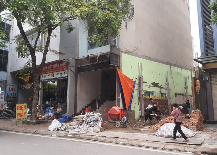 Vật liệu xây dựng tại công trình đang thi công lấn chiếm vỉa hè phố Vạn Phúc (phường Vạn Phúc). Trước thực trạng trên, đề nghị UBND quận Hà Đông và các cơ quan chức năng kiểm tra và xử lý, xóa bỏ hình ảnh nhếch nhác tại một số tuyến đường, khoác “tấm áo mới” cho phố phường, xây dựng đô thị “Sáng – Xanh - Sạch - Đẹp”.