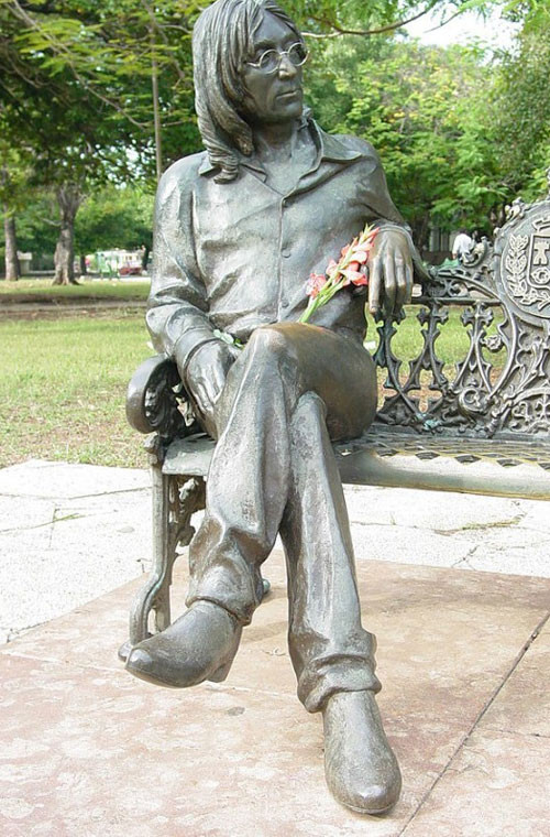 Ca, nhạc sĩ John Lennon là nhân vật giải trí rất được người dân Cuba mến mộ. Thậm chí, còn có một bức tượng của danh ca này trong một công viên ở Cuba.