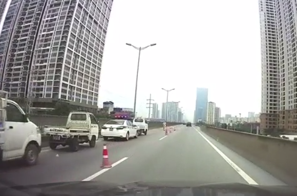 Vào thời điểm trên, nam thanh niên đi xe máy trên vành đai 3 mang BKS 30F9-0777 di chuyển ở đường vành đai 3 trên cao hướng từ ngã tư Nguyễn Trãi - Khuất Duy Tiến đi về phía Phạm Văn Đồng.