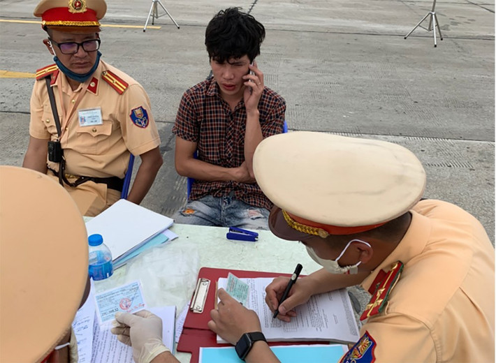 Phạt 40 triệu đồng ma men lái xe trên cao tốc: Theo thiếu tá Nguyễn Trường Sơn, Đội trưởng Đội tuần tra kiểm soát giao thông đường bộ cao tốc (Cục CSGT, Bộ Công an) trả lời Báo Vietnamnet cho biết, tổ công tác đã dừng xe ô tô tải mang BKS: 29C-368.32 do tài xế Tăng Văn Hướng (SN 1989, ở huyện Chiêm Hoá, tỉnh Tuyên Quang) điều khiển. (Ảnh: Tài xế Tăng Văn Hướng. Nguồn: Vietnamnet)