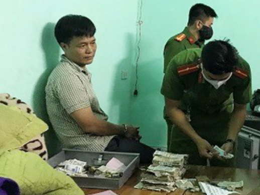 Để được buôn bán, hàng tháng các tiểu thương phải đóng tiền mặt bằng từ 100-400 ngàn đồng cùng nhiều loại phí khác như tiền quét dọn vệ sinh,… (Ảnh: Nguoiduatin)
