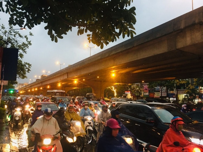 Một phần nguyên nhân tắc đường Phạm Hùng do ở đây có bến xe Mỹ Đình, lưu lượng người đến và đi cũng như mật độ xe khách hoạt động rất đông.