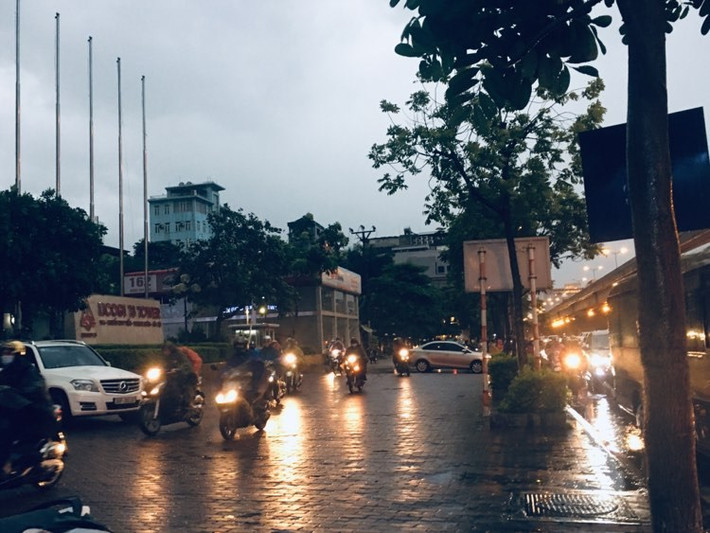 Trên đường Nguyễn Trãi, Phạm Hùng hay các điểm nóng giao thông, tình trạng vỉa hè biến thành đường diễn ra thường xuyên mỗi khi tan sở.