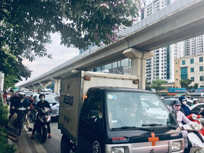 Tuyến đường Nguyễn Trãi thường xuyên ùn ứ kéo dài vào khung giờ sáng và chiều tan tầm.