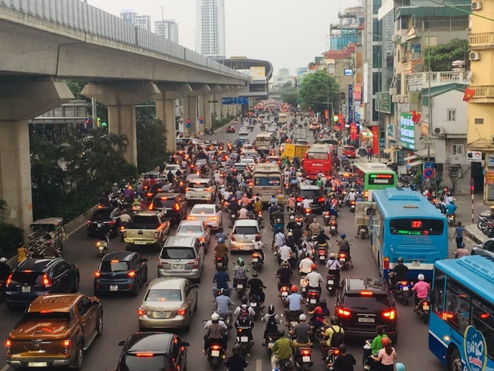 Xe máy, ô tô, xe buýt tạo nên một cảnh tượng bát nháo trên đường.
