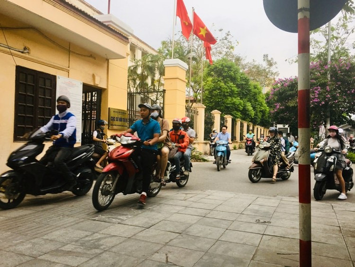 Xe máy tràn lên vỉa hè giờ cao điểm.