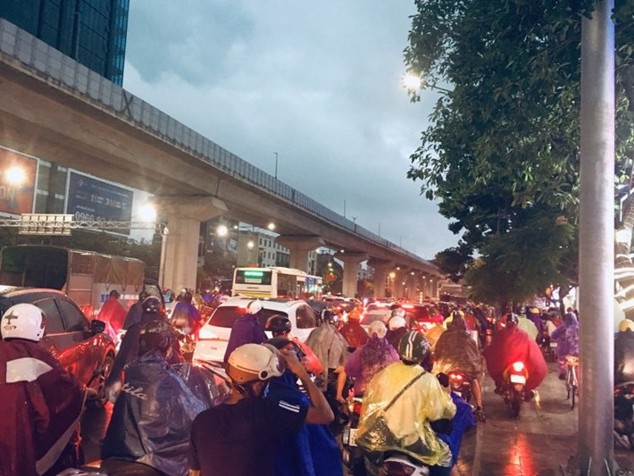 Giờ tan tầm, phương tiện phải nhích từng chút một đầy khó khăn trên đường.