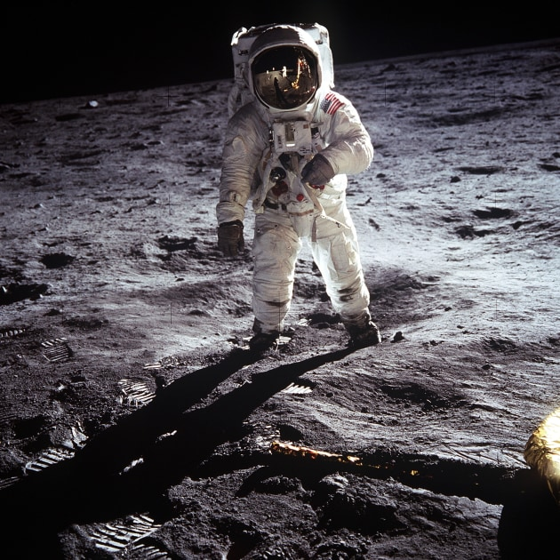 Phi hành gia Neil Armstrong đã trở thành người đầu tiên đặt chân lên Mặt Trăng vào năm 1969, đánh dấu một cột mốc quan trọng trong lịch sử nhân loại.