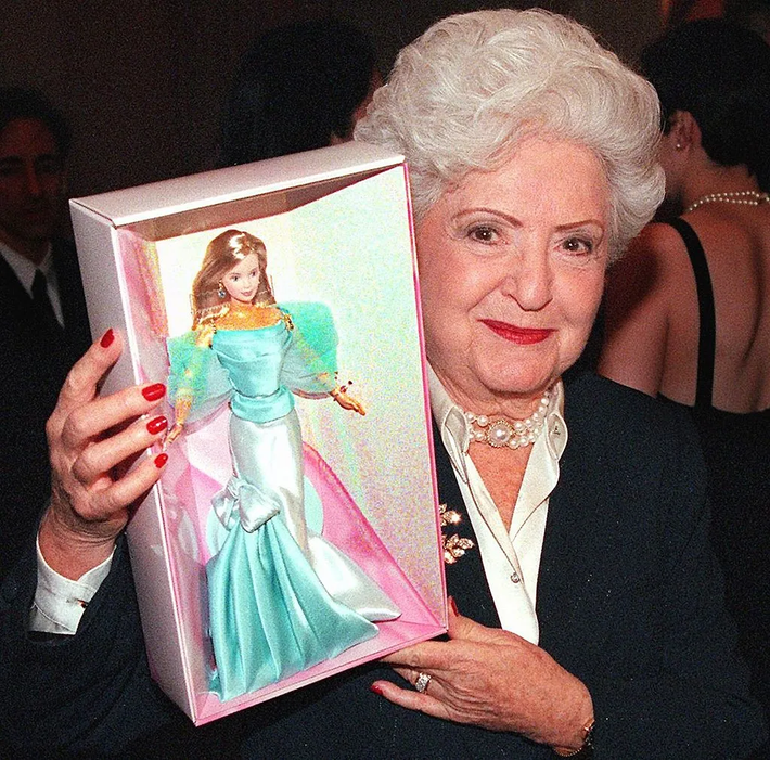 8. Barbie: Búp bê Barbie được sáng tạo bởi Ruth Handler và đặt tên theo con gái của bà, Barbara. Barbie với mái tóc vàng và đôi mắt xanh nhanh chóng trở thành món đồ chơi yêu thích của nhiều trẻ em trên toàn thế giới.