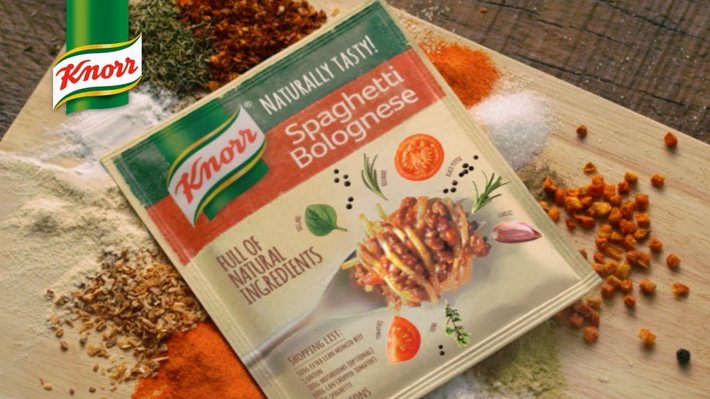 1. Knorr: Knorr, thương hiệu gia vị nổi tiếng, được thành lập vào năm 1838 bởi Carl Heinrich Knorr. Ban đầu, ông cung cấp rau diếp xoăn cho ngành cà phê và sau đó bắt đầu thử nghiệm làm khô rau và gia vị, ra mắt món súp khô đầu tiên vào năm 1873. Ngày nay, Knorr phát triển thành thương hiệu gia vị phổ biến trên toàn thế giới.